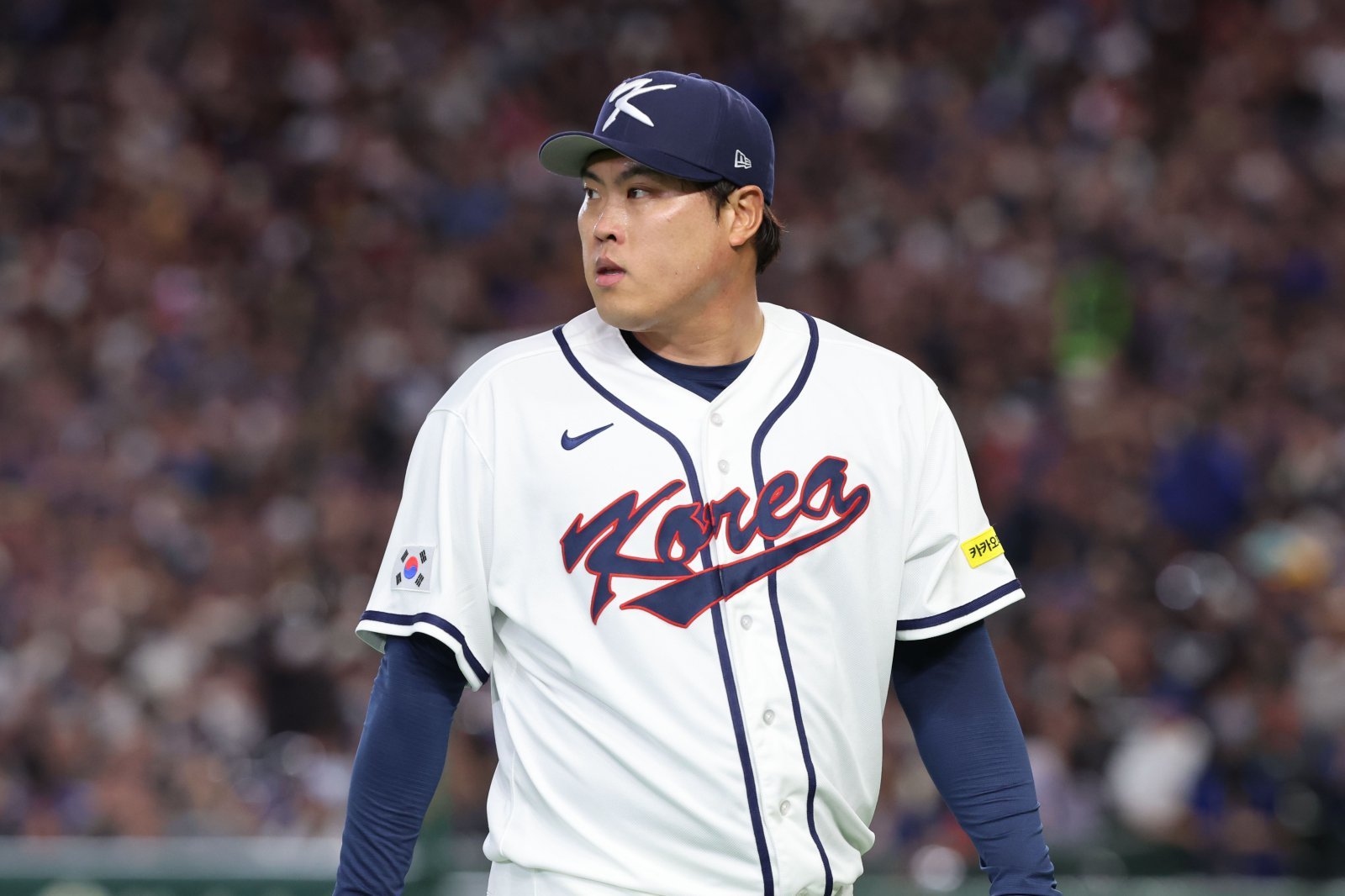 야구 대표팀 류현진이 8일 일본 도쿄돔에서 열린 제6회 WBC 본선 1라운드(C조) 대만전에 선발투수로 등판해 2회초를 마무리한 뒤 덕아웃으로 향하고 있다. 도쿄|뉴시스