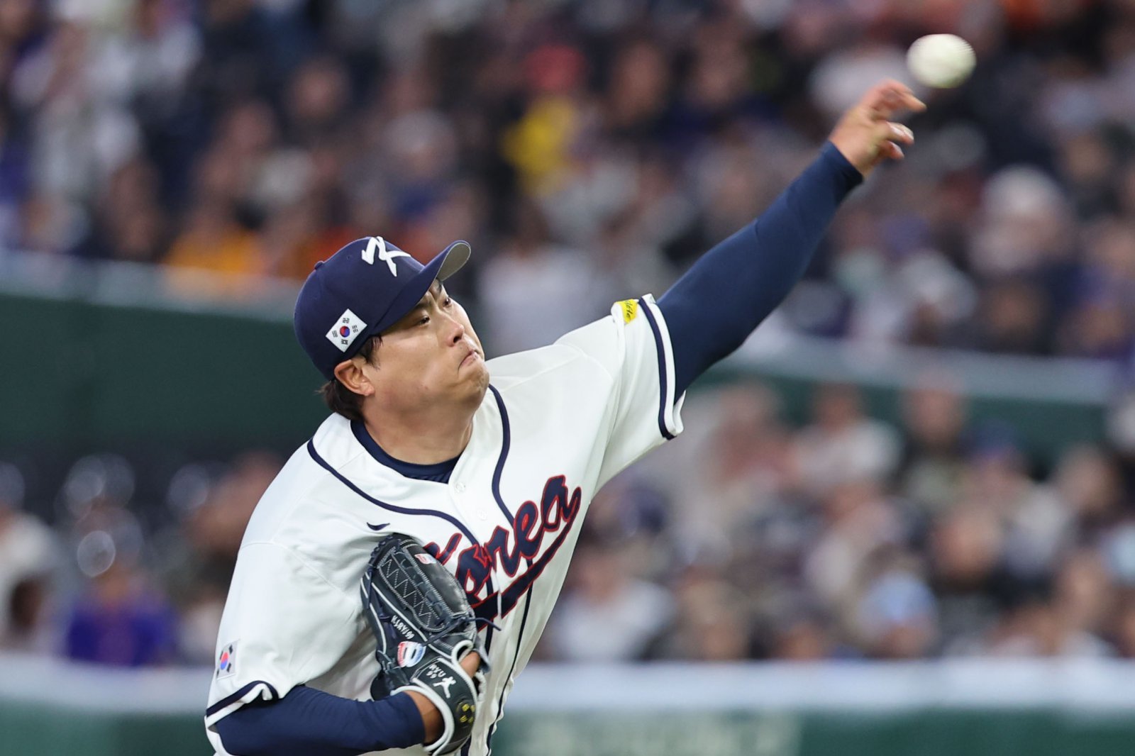 야구 대표팀 류현진이 8일 일본 도쿄돔에서 열린 제6회 WBC 본선 1라운드(C조) 대만전에 선발투수로 등판해 힘차게 공을 던지고 있다. 도쿄|뉴시스