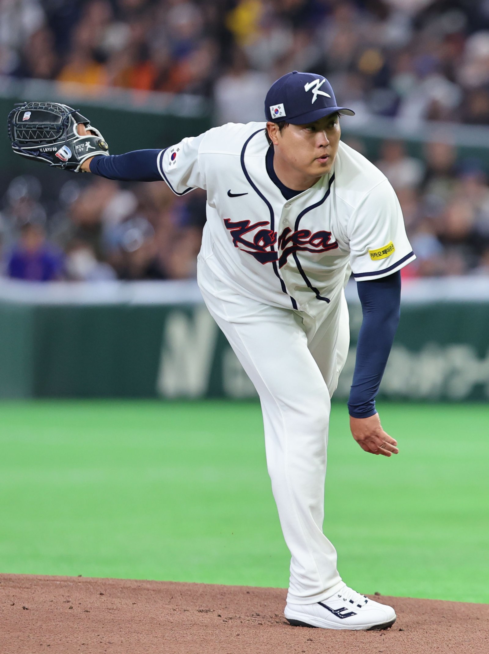 야구 대표팀 류현진이 8일 일본 도쿄돔에서 열린 제6회 WBC 본선 1라운드(C조) 대만전에 선발투수로 등판해 힘차게 공을 던지고 있다. 도쿄|뉴시스