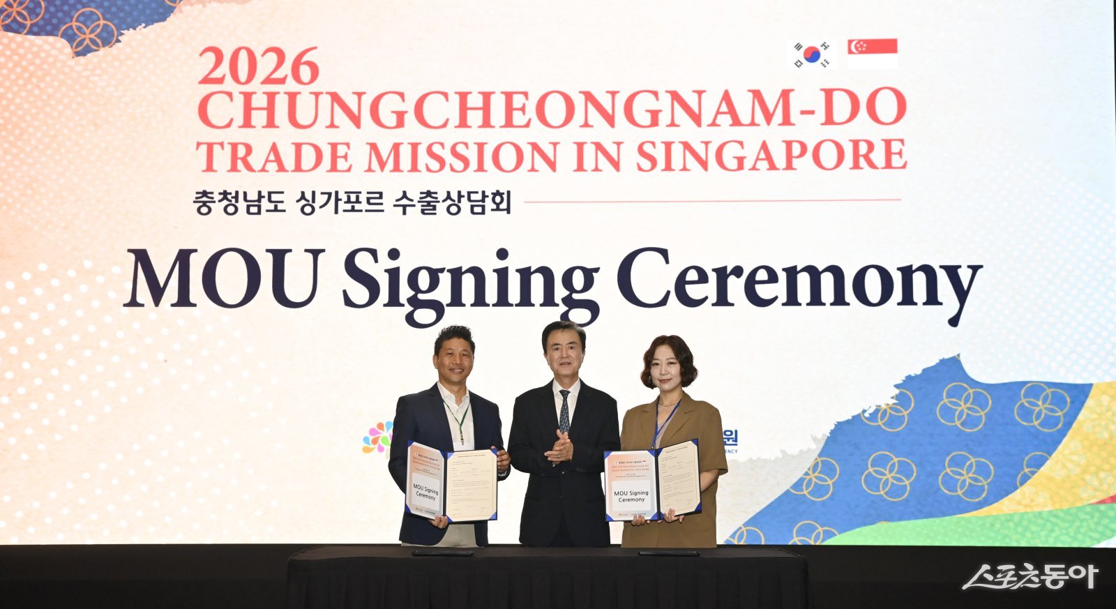 김태흠 충남도지사(가운데)가 지난 5일 싱가포르 스위소텔 더 스탬포드 호텔서 개최한 수출상담회에서 도내 기업, 싱가포르 바이어와 기념촬영을 하고있다. 사진제공｜충남도