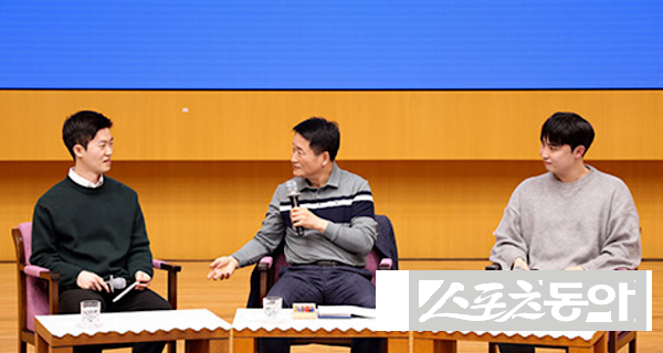 박남식 포항제철소장이 직원들과 포항제철소의 미래비전과 경영전략에 대한 대화를 나누고 있는 모습. 사진제공ㅣ포스코