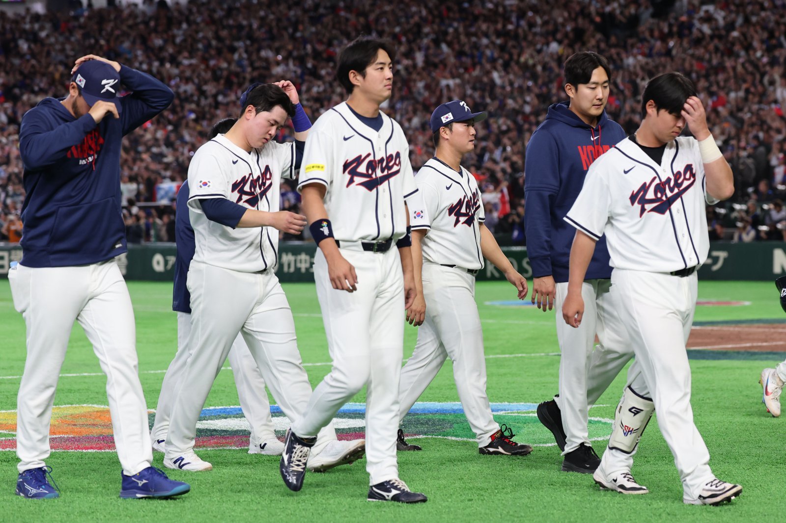 야구 대표팀이 8일 일본 도쿄돔서 열린 WBC 본선 1라운드(C조) 대만전에서 연장 10회 승부치기 혈투 끝에 4-5로 졌다. 경기를 마친 선수단이 팬들에게 인사를 한 뒤 덕아웃으로 향하는 모습. 도쿄｜뉴시스