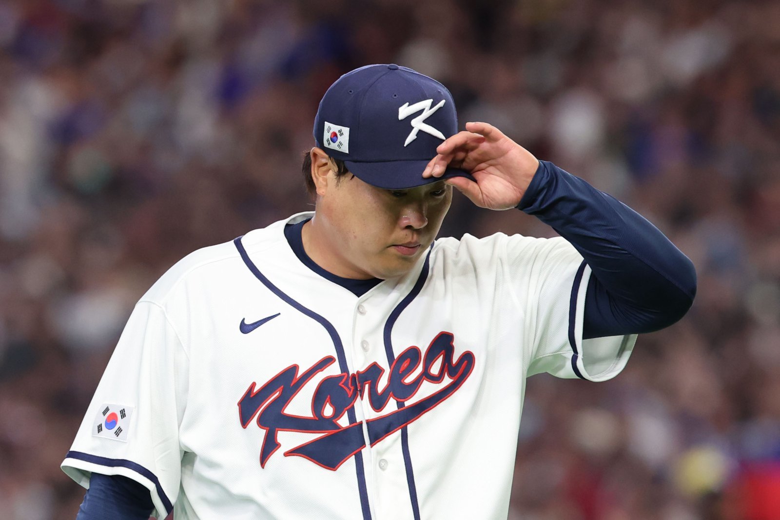 야구 대표팀 류현진이 8일 일본 도쿄돔서 열린 WBC 본선 1라운드(C조) 대만전에서 2회초를 마무리한 뒤 마운드를 내려가고 있다. 도쿄｜뉴시스