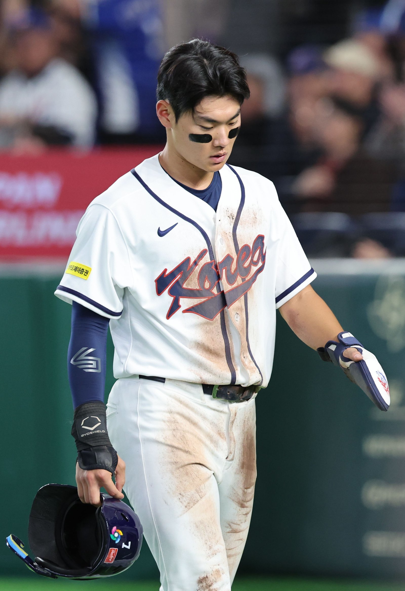 야구 대표팀 김주원이 8일 일본 도쿄돔서 열린 WBC 본선 1라운드(C조) 대만전에서 연장 10회말 홈 쇄도 과정에서 아웃된 뒤 덕아웃으로 향하고 있다. 대표팀은 대만에 승부치기 끝에 4-5로 패하며 C조 1승2패를 기록하게 됐다. 도쿄｜뉴시스
