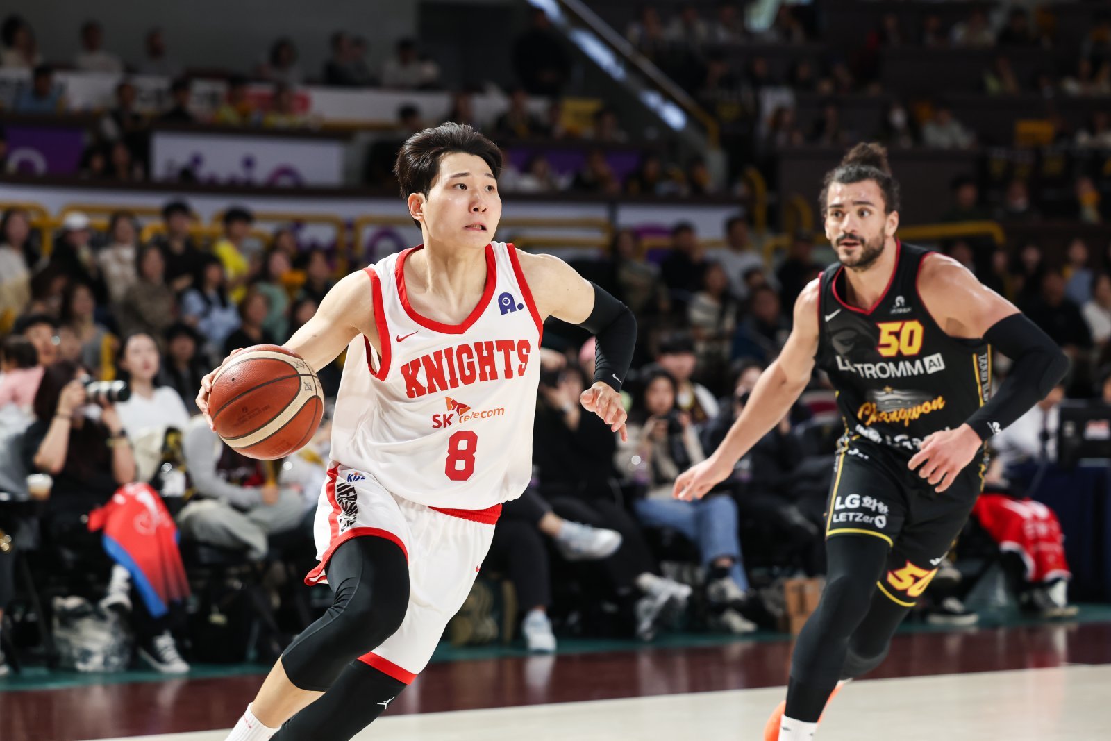 SK 안영준(왼쪽)이 8일 창원체육관에서 열린 ‘2025~2026 LG전자 프로농구’ 정규리그 5라운드 LG와 원정경기서 돌파하고 있다. 사진제공|KBL