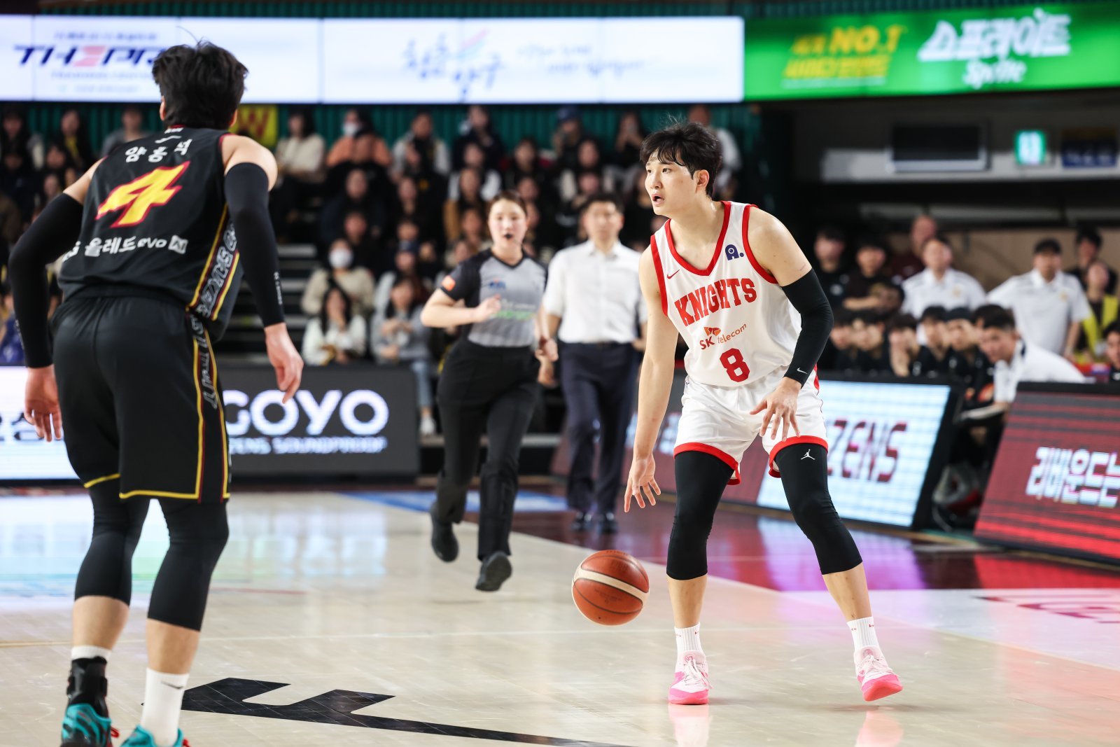 SK 안영준이 8일 창원체육관에서 열린 ‘2025~2026 LG전자 프로농구’ 정규리그 5라운드 LG와 원정경기서 드리블하고 있다. 사진제공|KBL