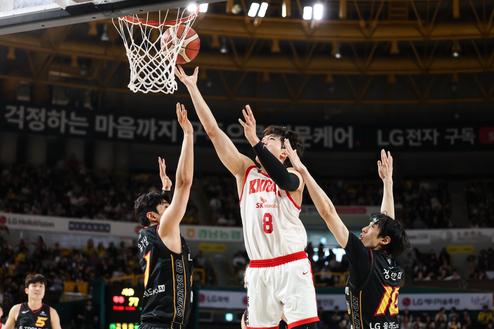 SK 안영준(8번)이 8일 창원체육관에서 열린 ‘2025~2026 LG전자 프로농구’ 정규리그 5라운드 LG와 원정경기서 슛을 시도하고 있다. 사진제공|KBL