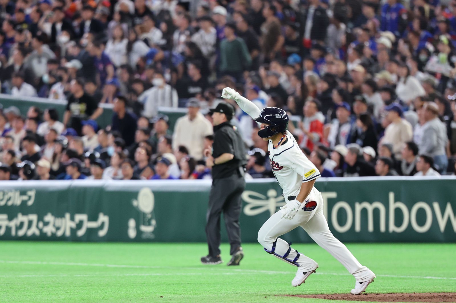 야구 대표팀 김도영이 8일 일본 도쿄돔에서 열린 WBC 본선 1라운드(C조) 대만전에서 8회말 1타점 적시 2루타를 날린 뒤 2루를 향해 달리고 있다. 도쿄｜뉴시스
