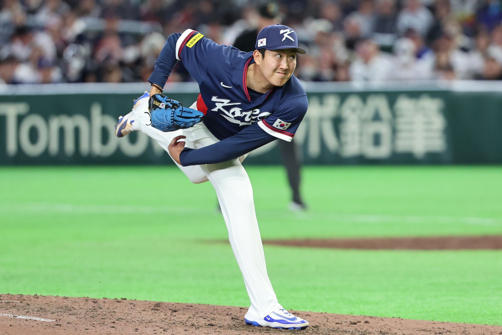 야구 대표팀 손주영이 7일 일본 도쿄돔에서 열린 2026 WBC 본선 1라운드 C조 일본전에 등판해 5회말 힘차게 공을 던지고 있다. 도쿄|뉴시스