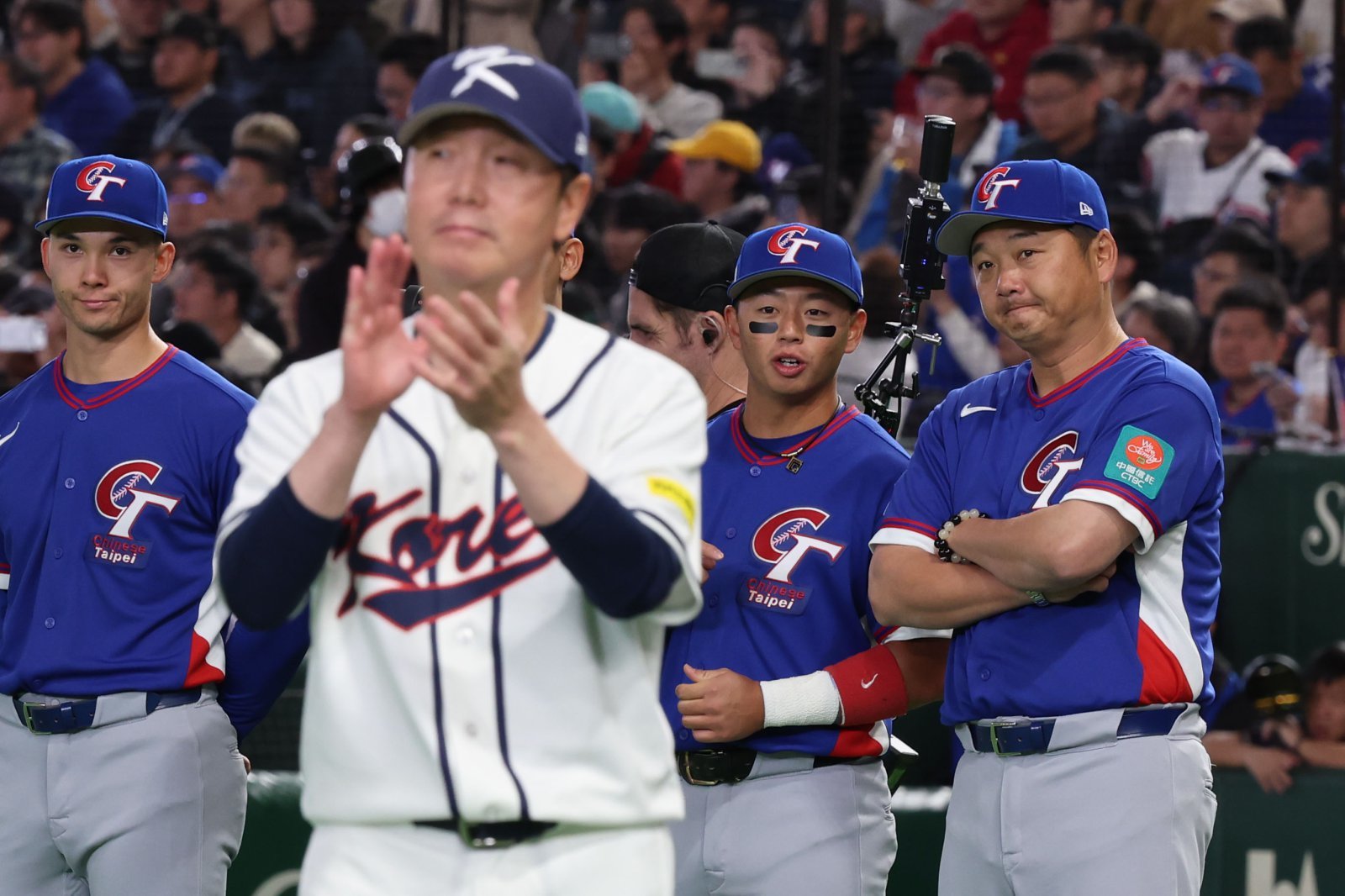 류지현 야구 대표팀 감독(앞)이 8일 일본 도쿄돔에서 열린 2026 WBC 본선 1라운드 C조 대만전을 마친 뒤 아쉬움 표정으로 경기를 마무리하고 있다. 대표팀은 연장 10회 승부치기 끝에 대만에 4-5로 졌다. 도쿄|뉴시스