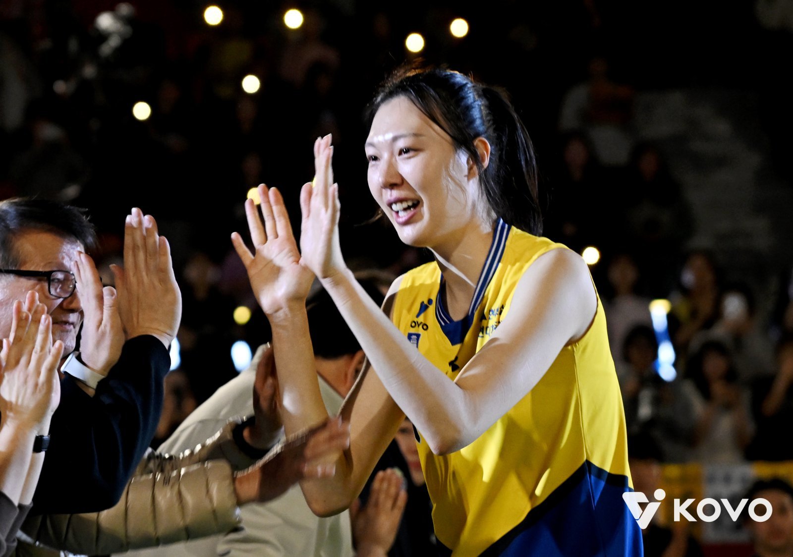 현대건설 양효진이 8일 수원체육관서 열린 페퍼저축은행과 홈경기를 마친 뒤 진행된 은퇴식에서 구단 관계자들과 손뼉을 마주치고 있다. 사진제공｜KOVO
