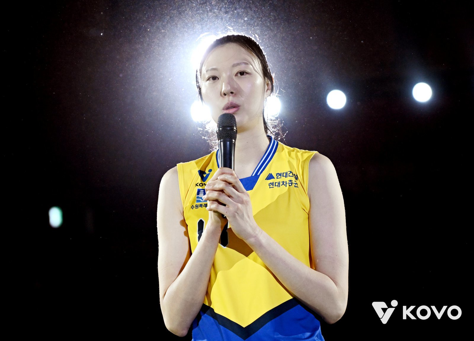 현대건설 양효진이 8일 수원체육관서 열린 페퍼저축은행과 홈경기를 마친 뒤 진행된 은퇴식에서 소감을 말하고 있다. 사진제공｜KOVO