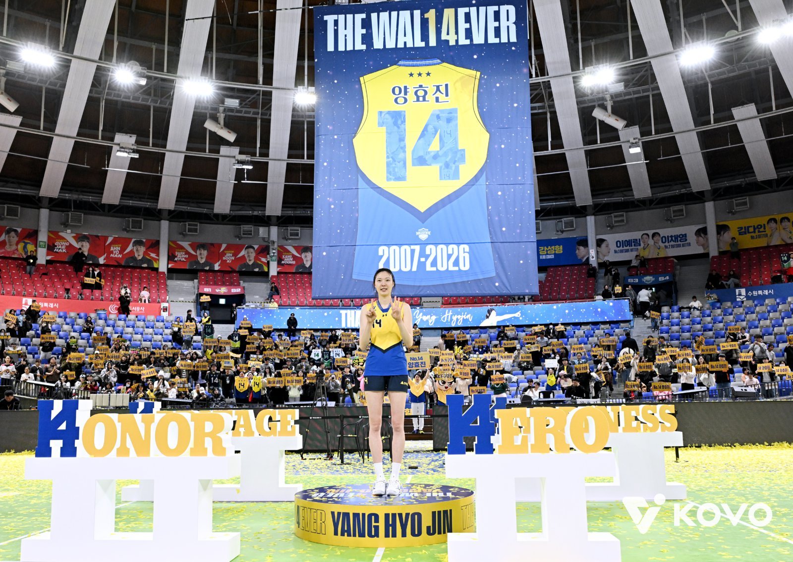 현대건설 양효진이 8일 수원체육관서 열린 페퍼저축은행과 홈경기를 마친 뒤 진행된 은퇴식에서 자신의 등번호인 14를 손으로 표현하고 있다. 사진제공｜KOVO