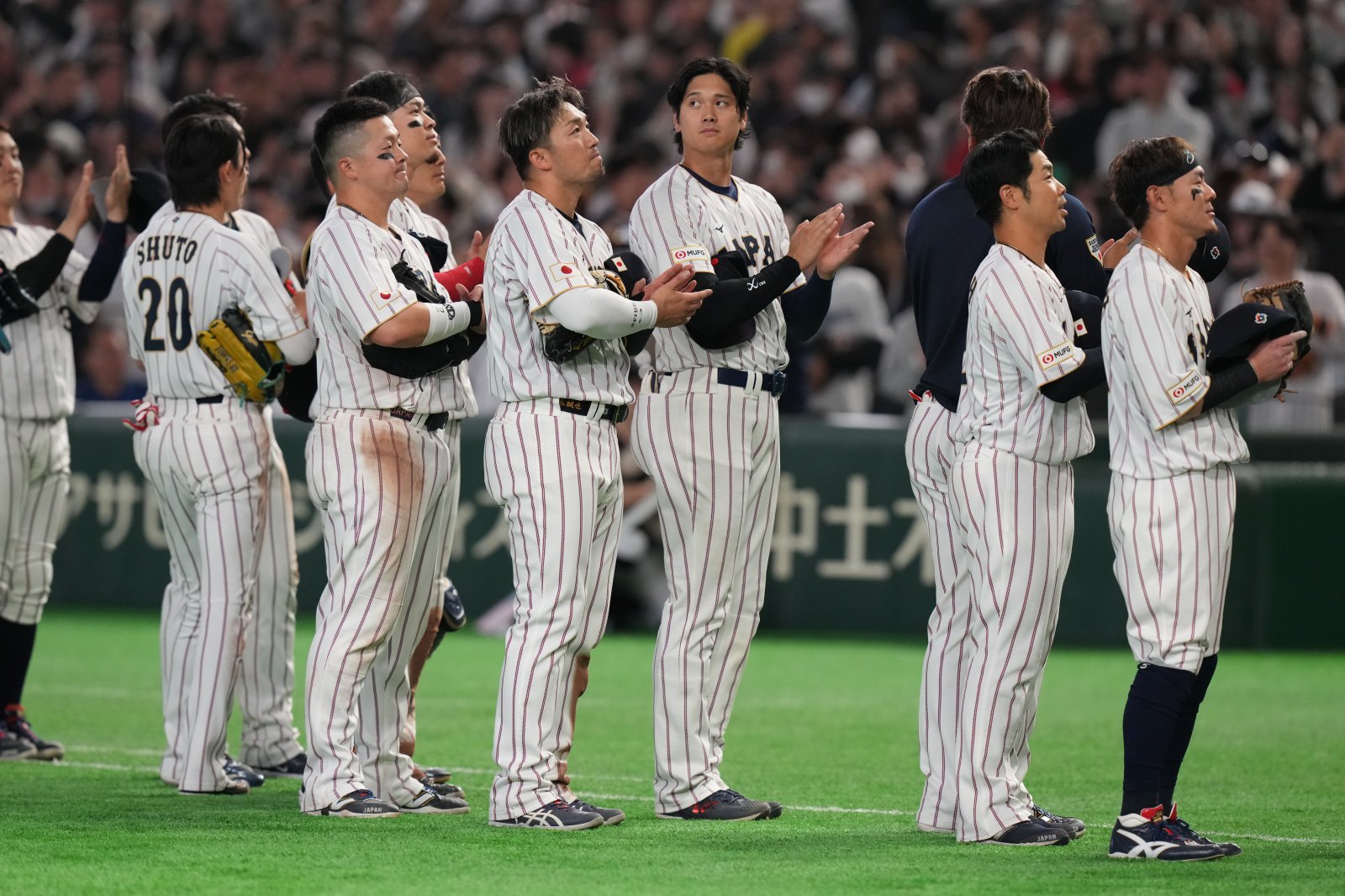 WBC 일본 대표팀 오타니 쇼헤이(오른쪽 4번째)가 8일 일본 도쿄돔서 열린 대회 본선 1라운드 호주전을 마친 뒤 그라운드에 도열해 팀 동료들과 함께 박수를 치고 있다. 도쿄｜AP뉴시스