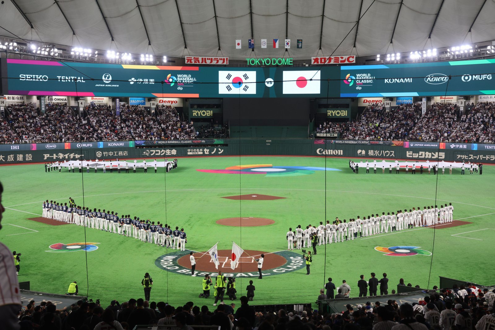 7일 일본 도쿄돔에서 2026 WBC 본선 1라운드 C조 한국 야구 대표팀과 일본 야구 대표팀의 맞대결이 열렸다. 경기 시작 전 양 팀 선수들이 그라운드에 도열한 모습. 도쿄｜뉴시스