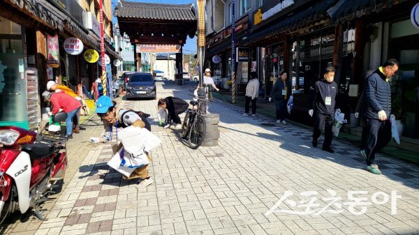 봉화 내성 르네상스 생활환경 정비와 공동체 활성화를 위해 줍깅 캠페인을 하고 있다. 사진제공 ㅣ 봉화군