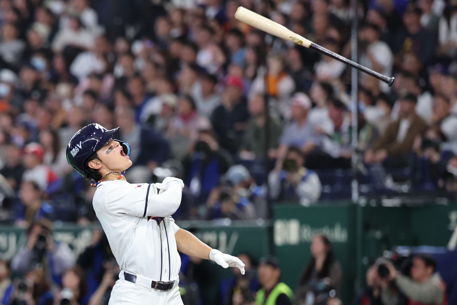 야구 대표팀 김도영이 8일 일본 도쿄돔에서 열린 2026 WBC 본선 1라운드 C조 대만과 경기 6회말 1사 1루 상황에서 2점 홈런을 때린 뒤 포효하며 배트를 던지고 있다. 도쿄|뉴시스