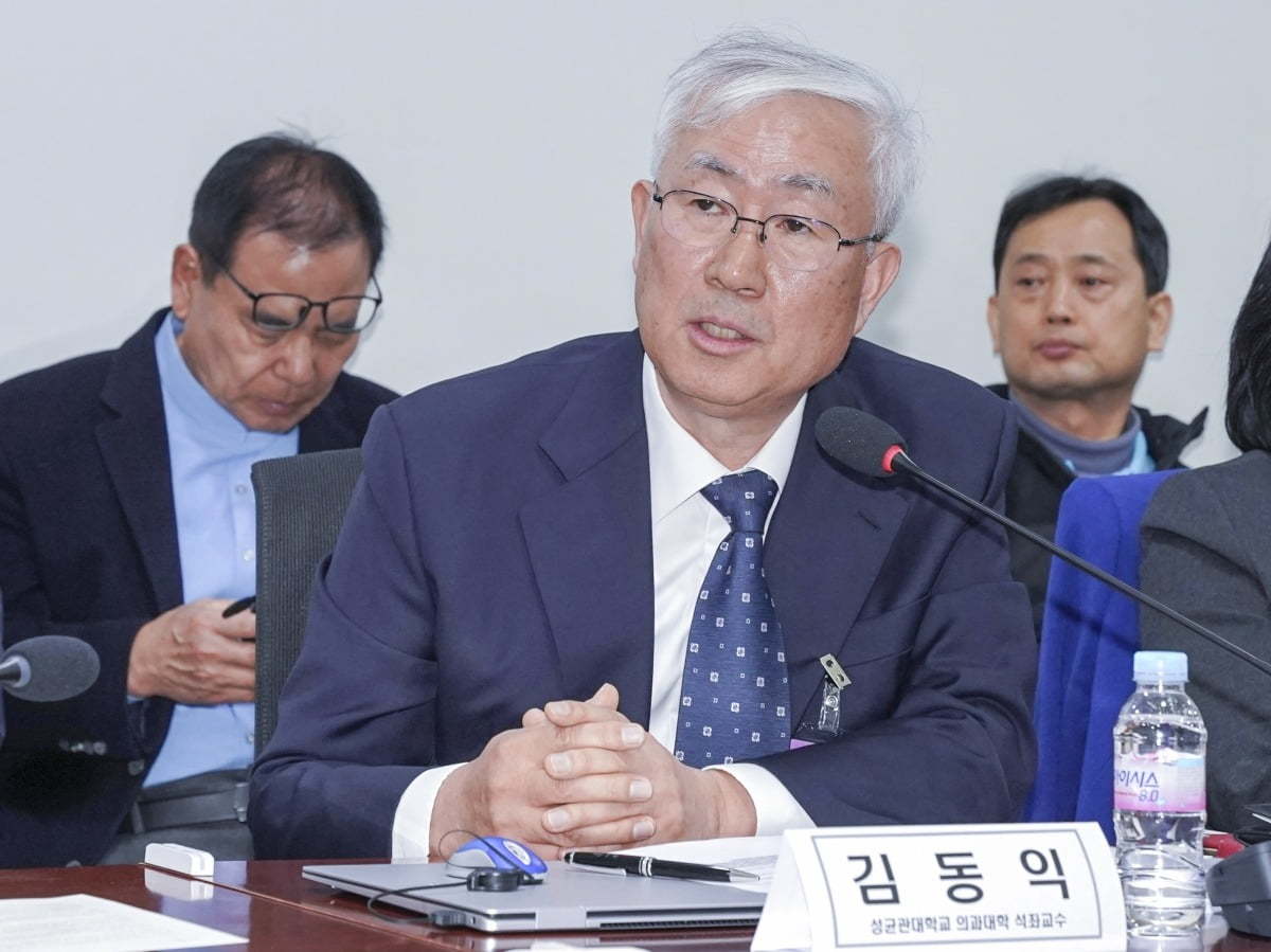 김동익 성균관대학교 의과대학 석좌교수가 5일 서울 여의도 국회의원회관에서 열린 ‘노인 돌보미 봉사시간 저축은행 설립 제안 세미나’에서 발언하고 있다. 사진 제공 ㅣ김동익 교수