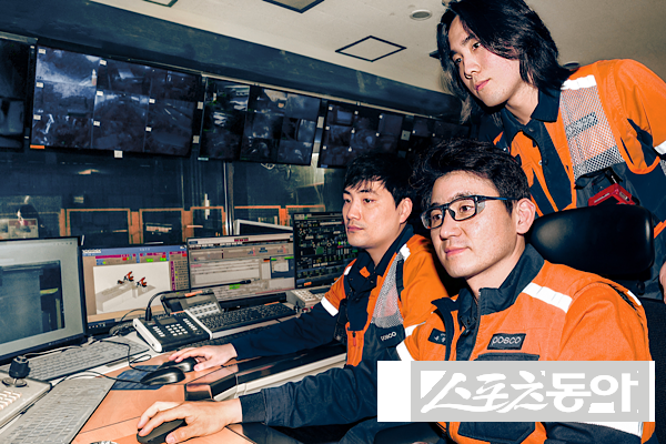 포스코 직원들이 ‘예지정비’ 중심 설비관리 기술 적용 후 모니터링을 하고 있는 모습. 사진제공ㅣ포스코
