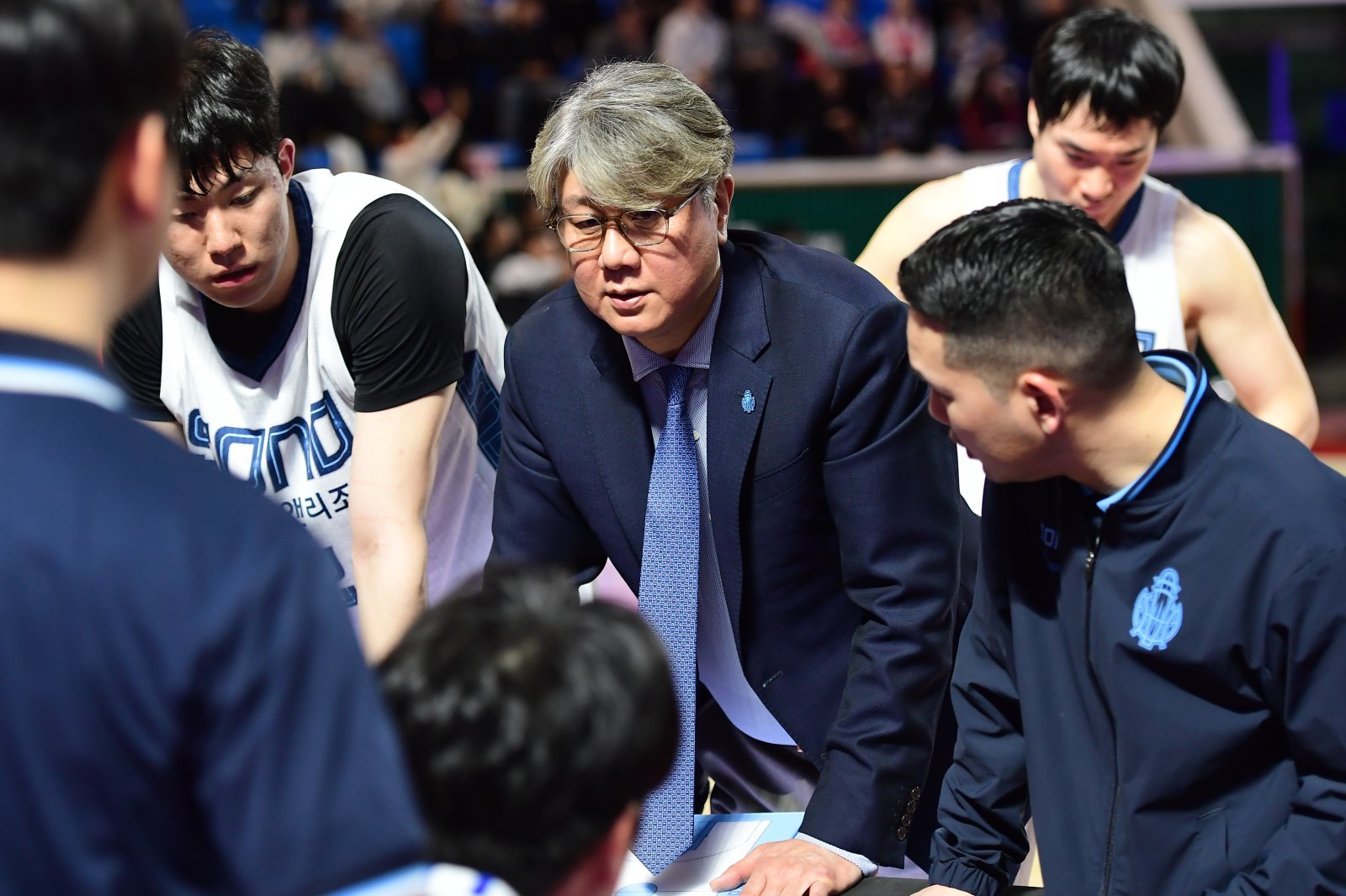 소노는 5라운드 9경기서 8승1패를 기록하며 6강 경쟁을 점입가경에 빠트렸다. 작전을 지시하는 손창환 감독(가운데). 사진제공ㅣKBL