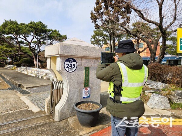 장성군이 건축물의 도로명주소가 적혀 있는 건물번호판을 일제 조사한다. 사진제공 I 장성군
