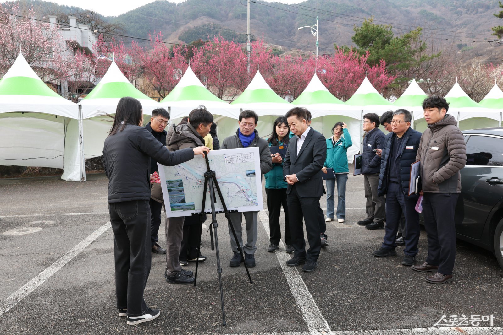정인화 광양시장이 광양시 매화축제 개막을 앞두고 현장 점검에 나섰다. 사진제공|광양시