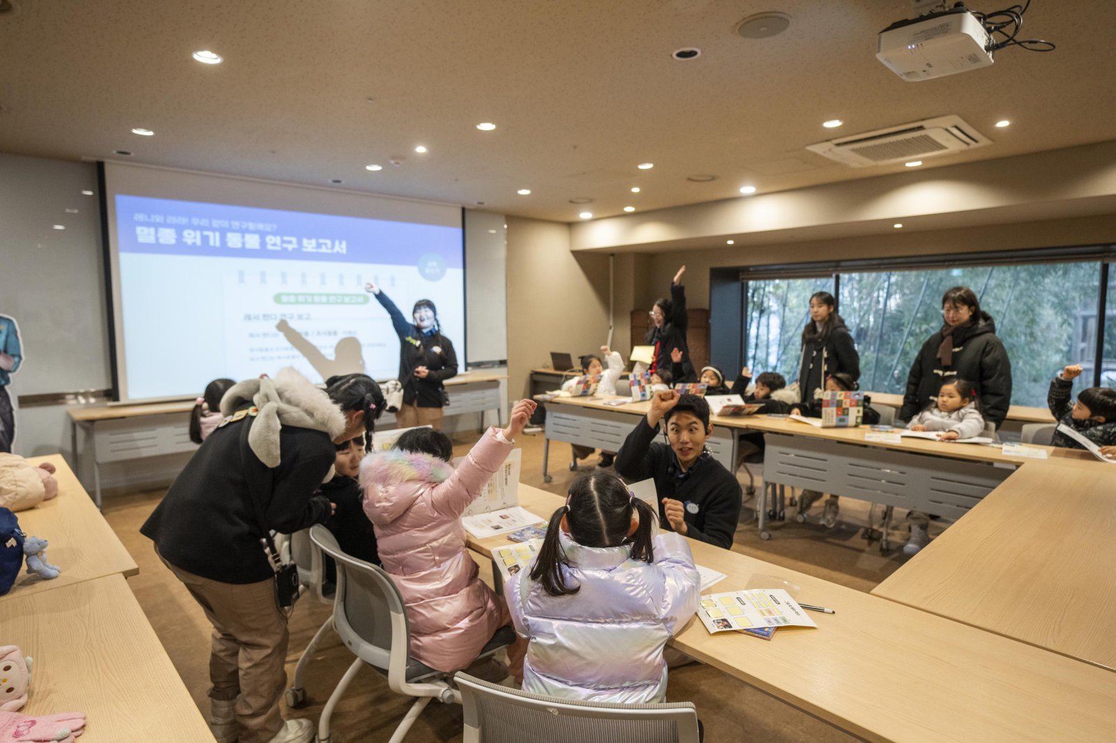 멸종 위기 동물 레포트를 작성중인 어린이 멤버들