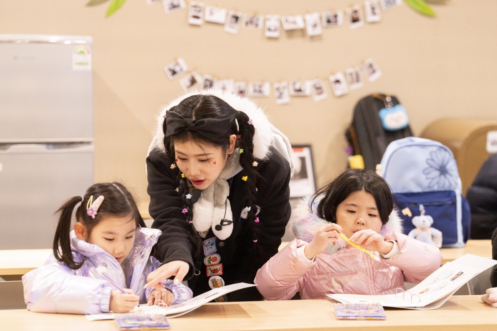 멸종 위기 동물 레포트를 작성중인 어린이 멤버들