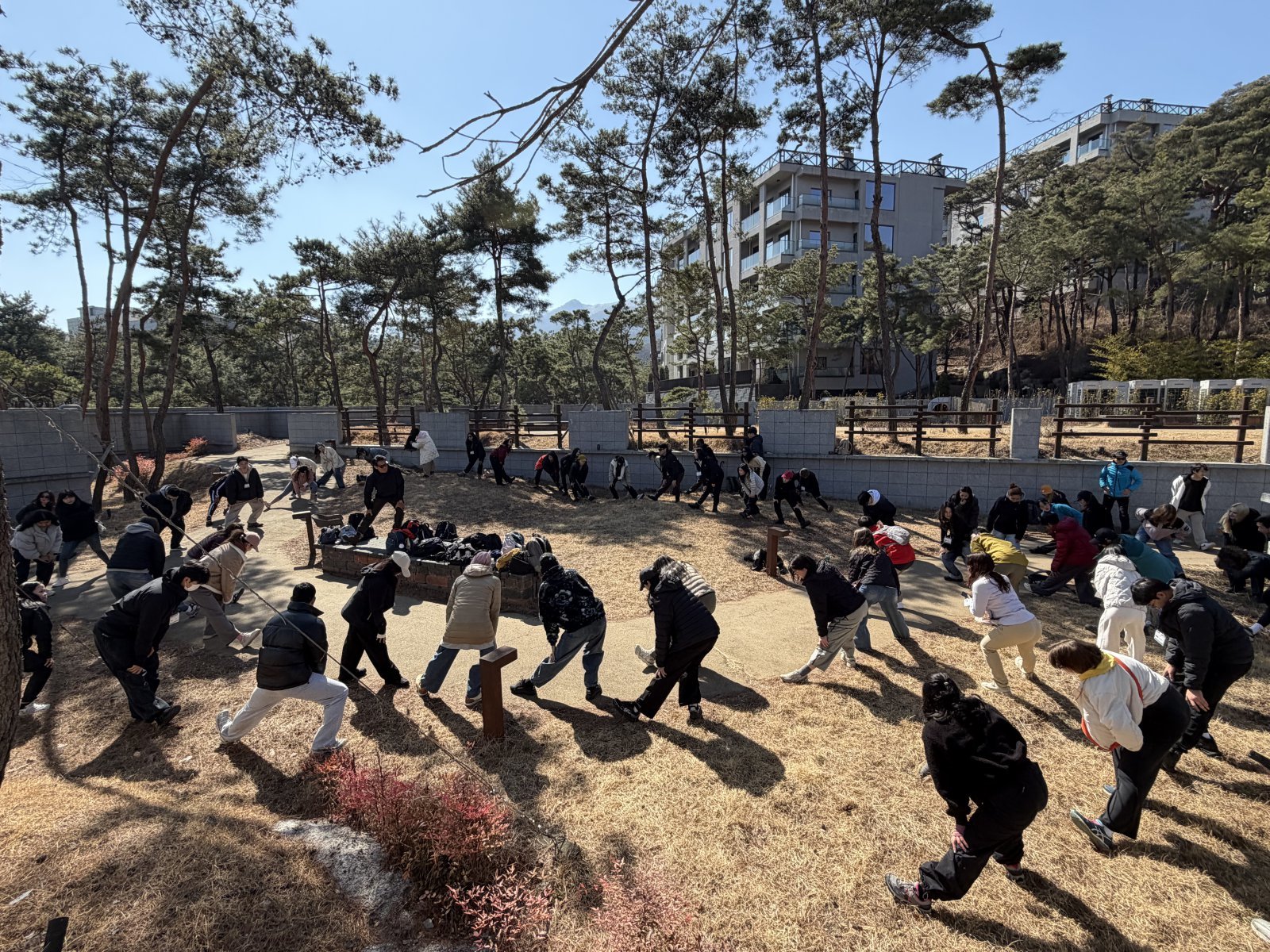 글로벌하이킹메이트들이 등산 전 스트레칭을 하고 있다