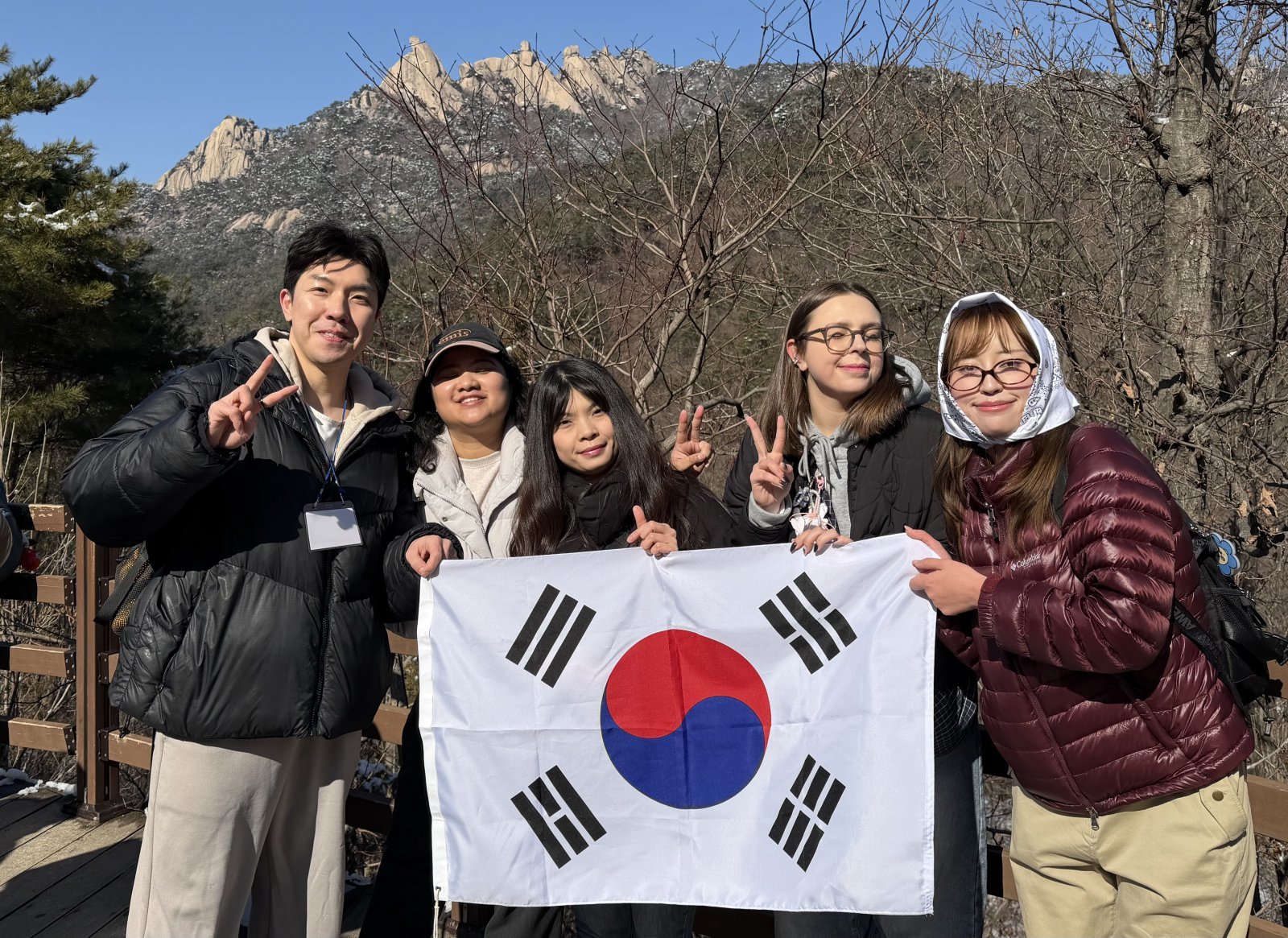 북한산 오봉전망대에서 포즈를 취하고 있는 글로벌하이킹메이트