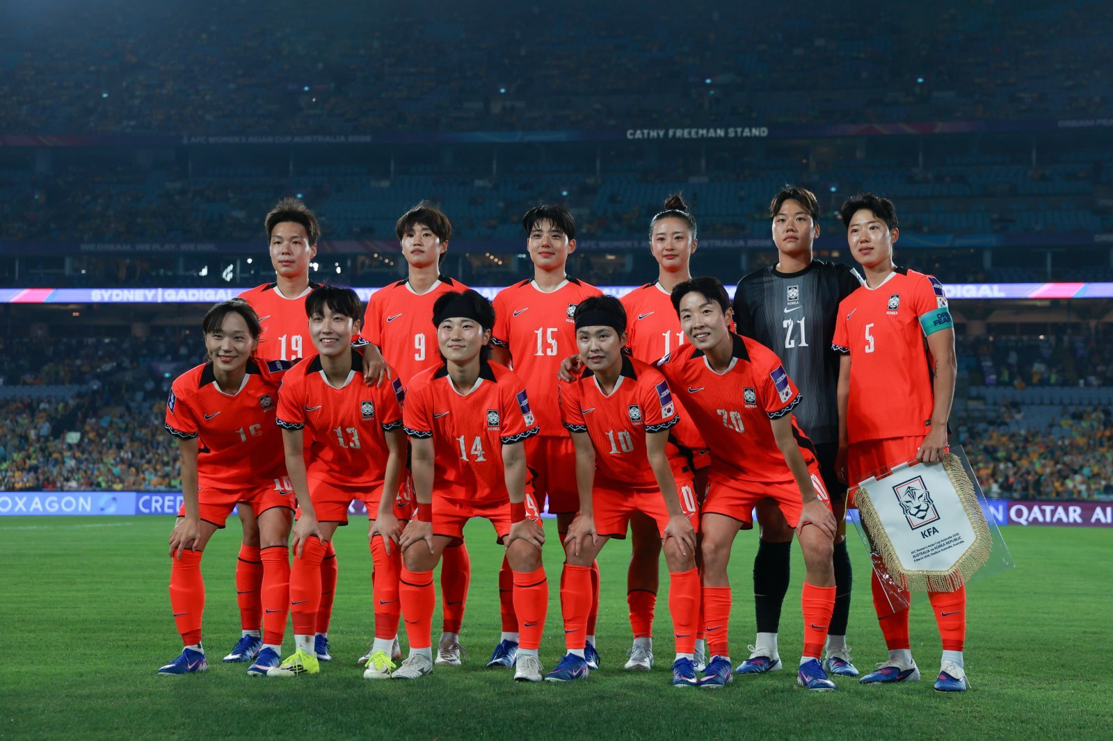 여자축구대표팀 선수들이 8일 시드니 스타디움 오스트레일리아에서 열린 호주와 아시안컵 조별리그 A조 3차전 직전 포즈를 취하고 있다. 사진제공|대한축구협회