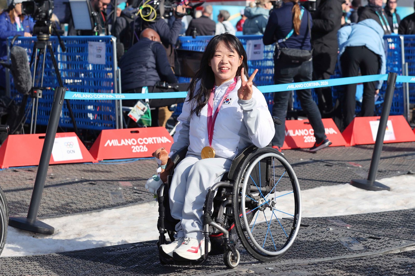 김윤지가 8일(한국시간) 이탈리아 테세로 크로스컨트리스타디움서 열린 2026밀라노·코르티나담페초동계패럴림픽 바이애슬론 여자 개인 좌식 12.5㎞서 우승한 뒤 세리머니를 하고 있다. 사진제공|대한장애인체육회