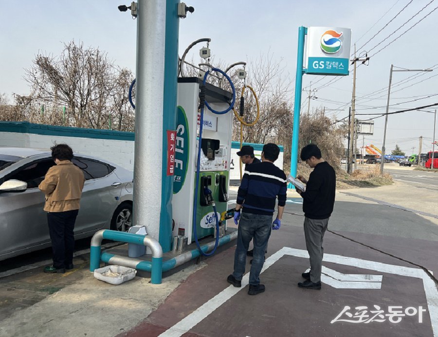인천 계양구, 유가 상승 대응 주유소 가격표시 현장 점검을 진행했다. 사진제공｜인천 계양구청