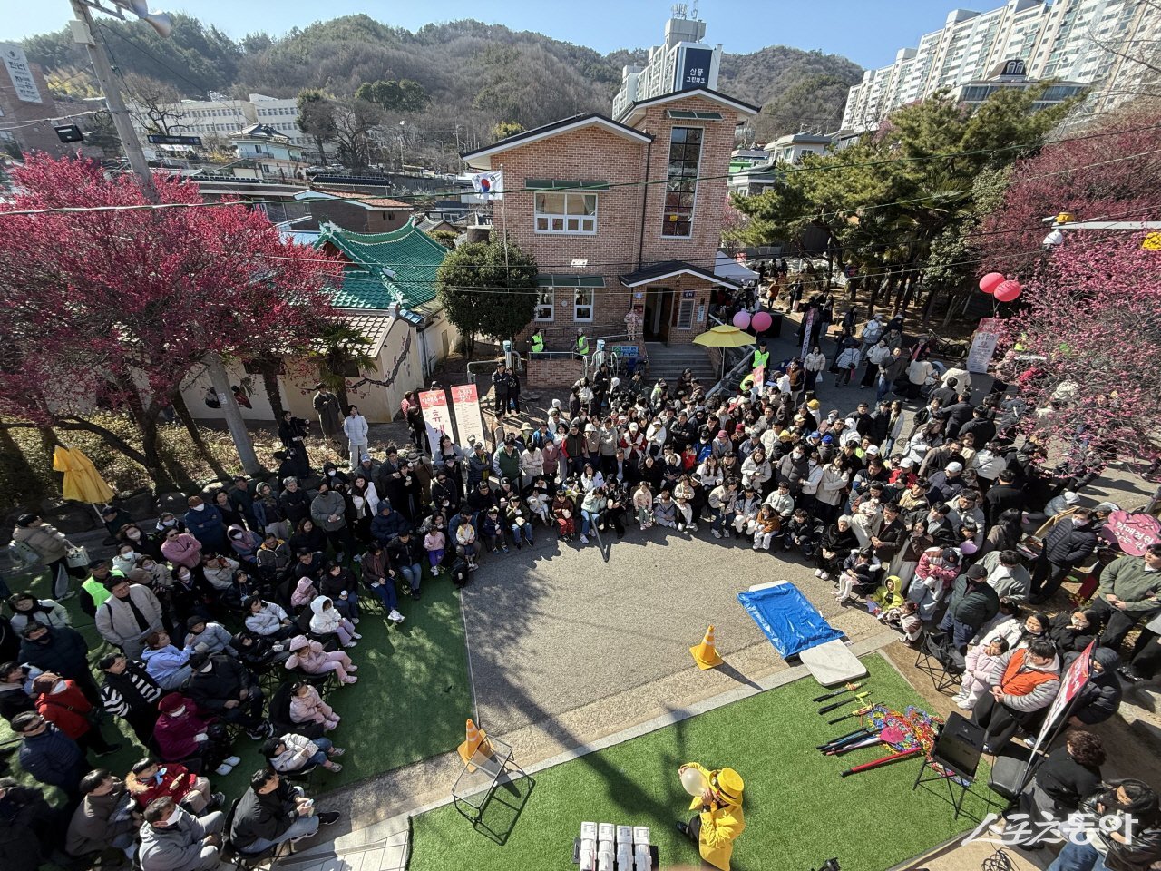 지난 7일 탐매희망센터 일원에서 열린 ‘제8회 매곡동 탐매축제’에서 관람객들이 마술·버블쇼 공연을 관람하고 있다. 사진제공│순천시