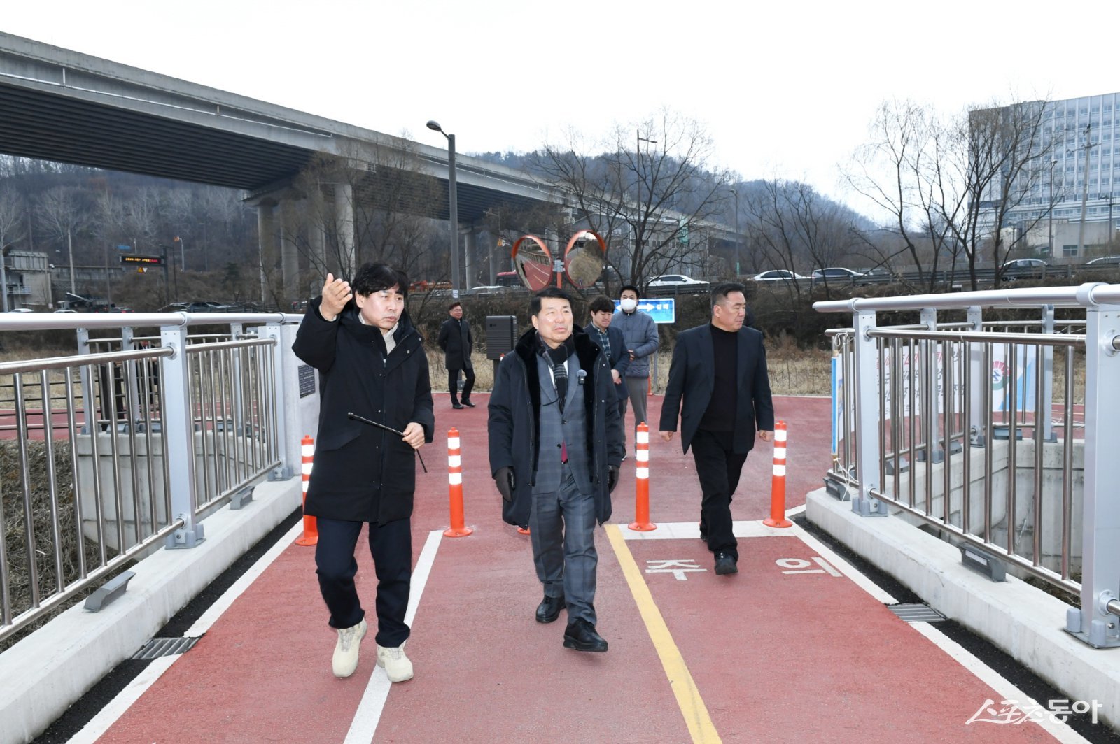 갈매천 자전거도로 연결 교량현장을 점검하는 백경현 시장(가운데) 사진제공ㅣ구리시 