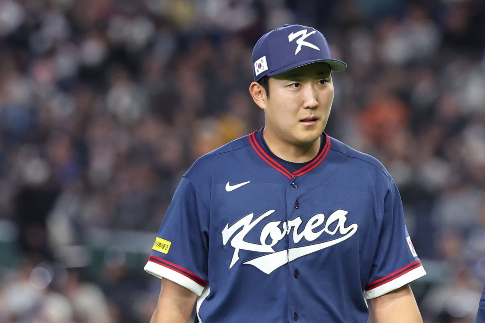 야구 대표팀 손주영이 9일 일본 도쿄돔서 열린 월드베이스볼클래식(WBC) 본선 1라운드 C조 4차전 호주와 경기에 선발투수로 등판해 1이닝 1볼넷 무실점 투구를 한 뒤 2회말을 앞두고 마운드를 내려가고 있다. 도쿄｜뉴시스