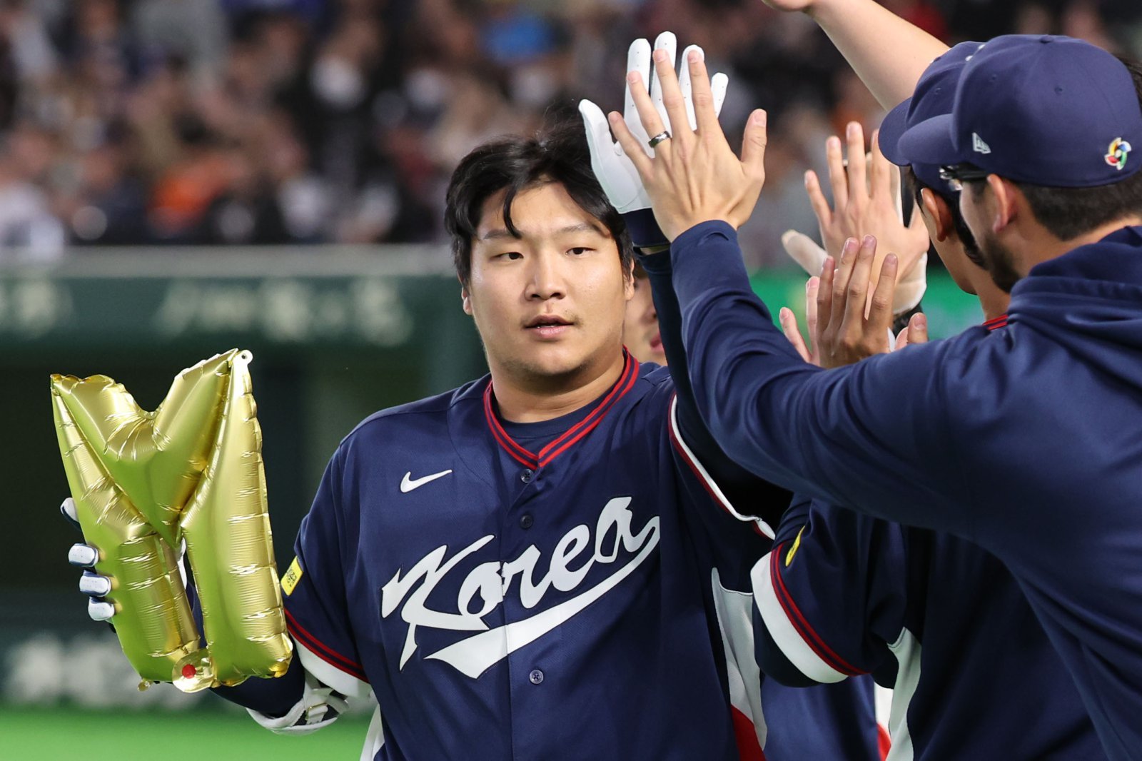 한국 야구대표팀 문보경이 9일 일본 도쿄돔에서 열린 제6회 WBC서 5번 지명타자로 선발출전해 선제 2점 홈런을 친 뒤 동료의 축하를 받고 있다. 도쿄|뉴시스