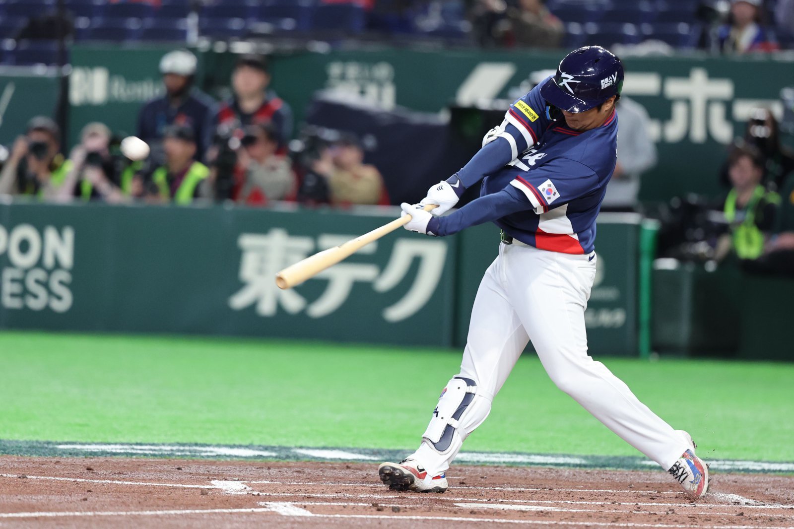 한국 야구대표팀 문보경이 9일 일본 도쿄돔에서 열린 제6회 WBC서 5번 지명타자로 선발출전해 선제 2점 홈런을 치고 있다. 도쿄|뉴시스