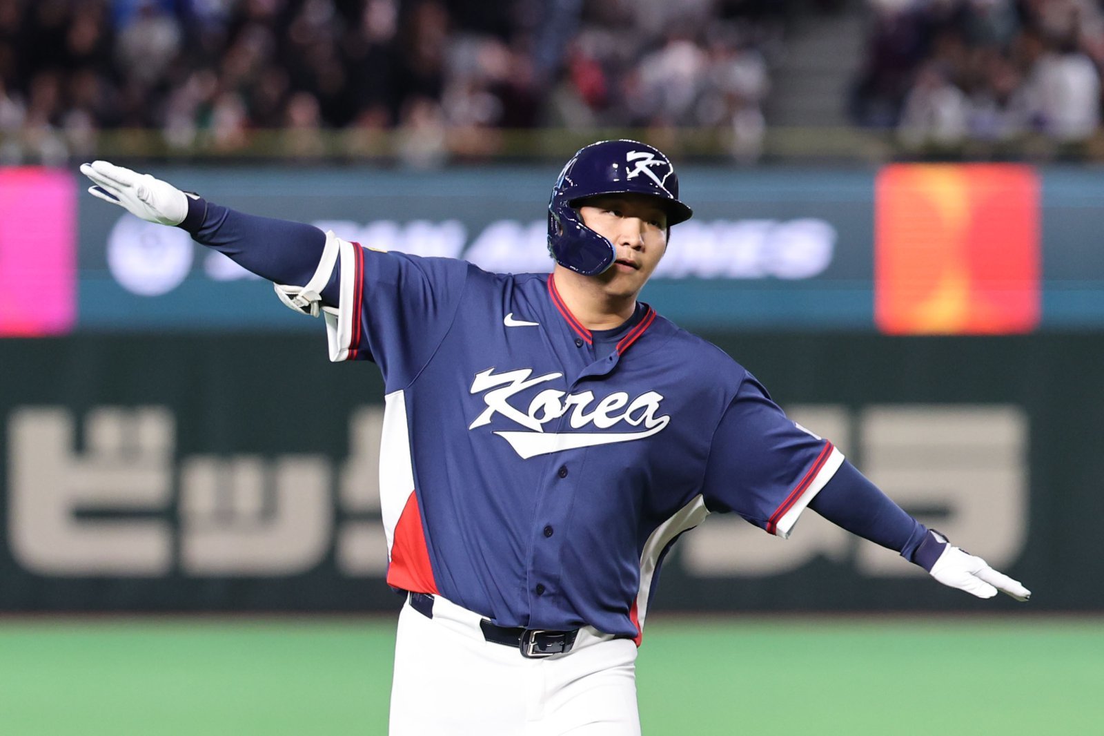 야구 대표팀 문보경이 9일 일본 도쿄돔에서 열린 2026 WBC 본선 1라운드 C조 4차전 호주와 경기에서 2회초 2점홈런을 터트린 뒤 그라운드를 돌고 있다. 도쿄｜뉴시스