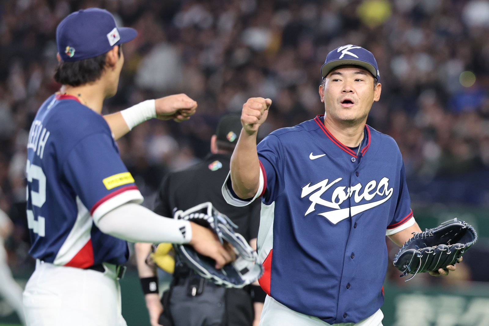 야구 대표팀 노경은(오른쪽)이 9일 일본 도쿄돔에서 열린 2026 WBC 본선 1라운드 C조 4차전 호주와 경기에서 2회말을 마무리한 뒤 덕아웃으로 향하고 있다. 도쿄｜뉴시스