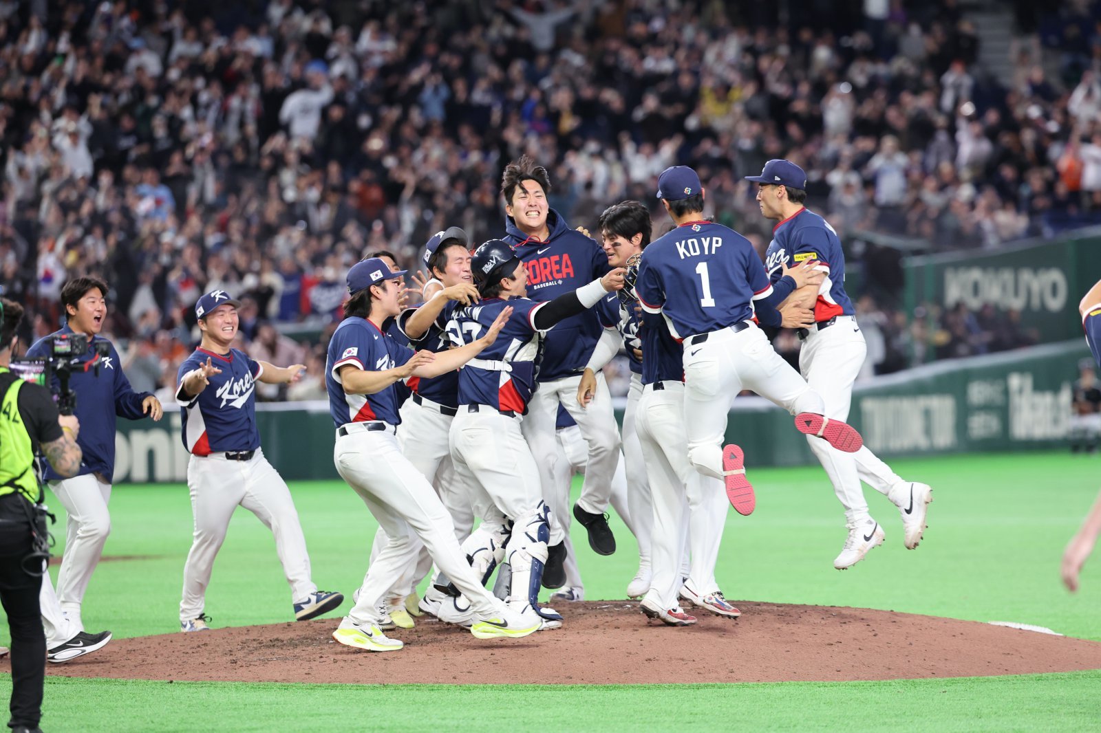 한국 야구대표팀 선수들이 9일 일본 도쿄돔서 열린 WBC 본선 1라운드 호주와 C조 4차전서 5점 차 이상, 2실점 이내 승리로 8강 진출을 확정한 뒤 기뻐하고 있다. 도쿄｜뉴시스