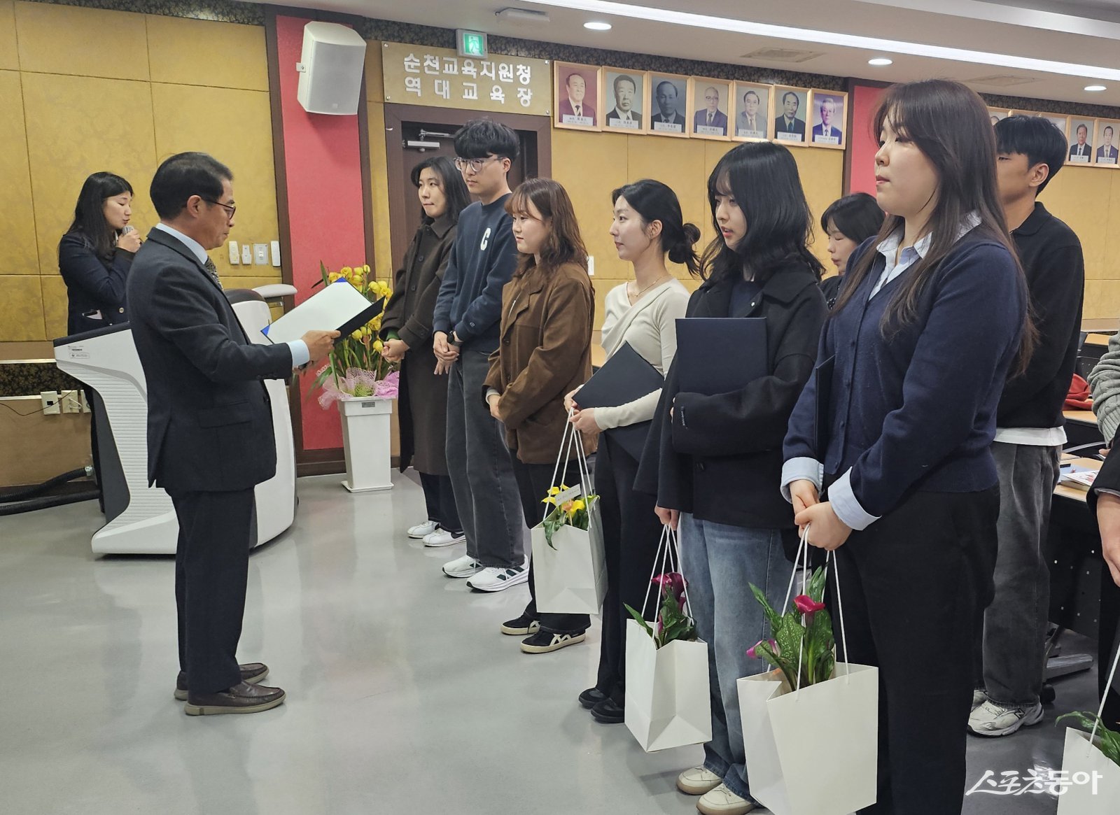 김신규 순천교육장이 교직에 첫발을 내딛는 새내기 교사들을 축하하고 참된 교육자로서의 책임과 사명을 다지는 뜻깊은 자리를 마련하고 임명장을 수여했다. 사진제공｜순천교육지원청