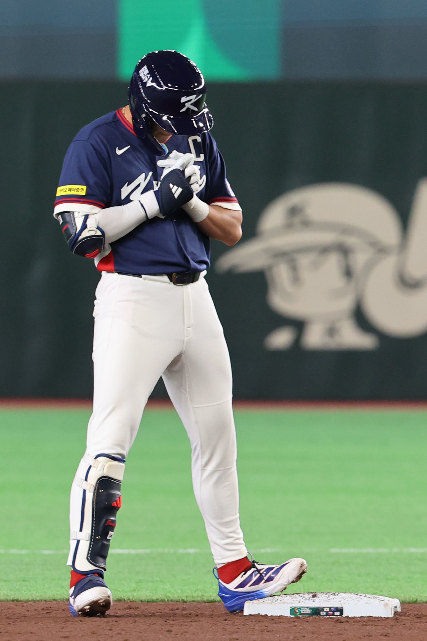 야구 대표팀 이정후가 9일 일본 도쿄돔서 열린 제6회 WBC 본선 1라운드 C조 4차전 호주와 경기 3회초 무사 2루 상황에서 1타점 적시 2루타를 때린 뒤 간절하게 기도를 하고 있다. 도쿄｜뉴시스