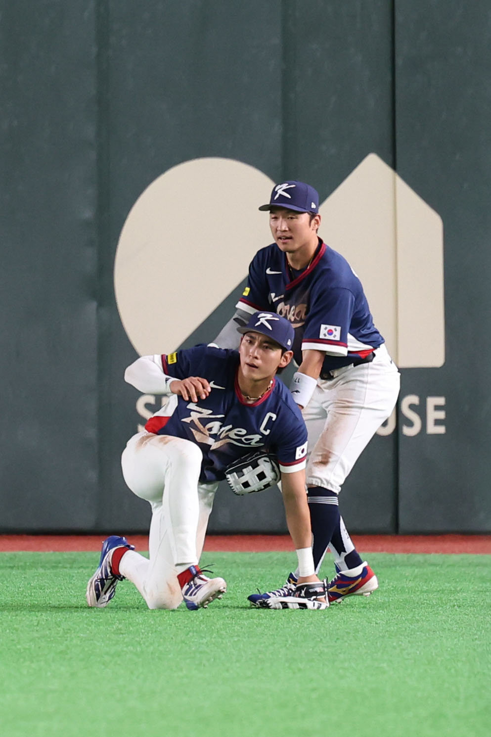 야구 대표팀 이정후(왼쪽)가 9일 일본 도쿄돔서 열린 제6회 WBC 본선 1라운드 C조 4차전 호주와 경기 도중 9회말 슬라이딩 캐치를 통해 호수비를 선보인 뒤 끝까지 그라운드를 응시하며 집중력을 보이고 있다. 도쿄｜뉴시스