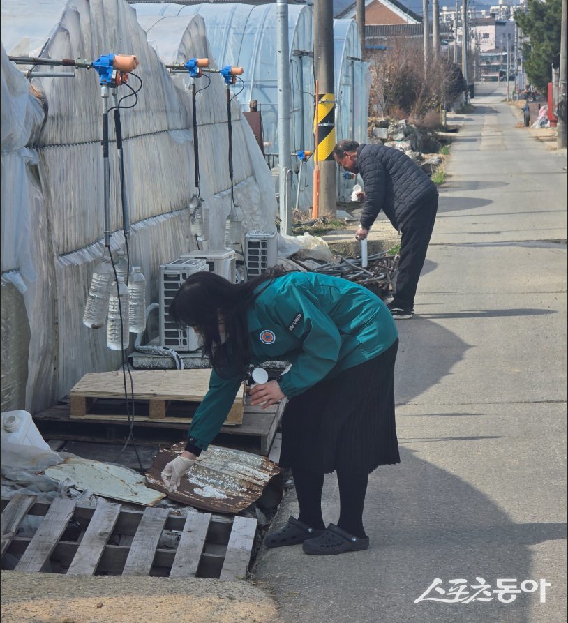 구례군이 지난 3일부터 관내 취약지역을 대상으로 유충구제 방역 활동을  실시하고 있다. 사진제공｜구례군