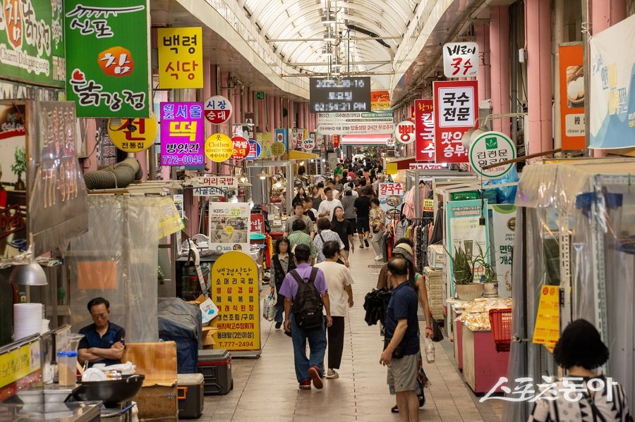 인천 중구, 신포국제시장 내부 전경. 사진제공｜인천 중구청
