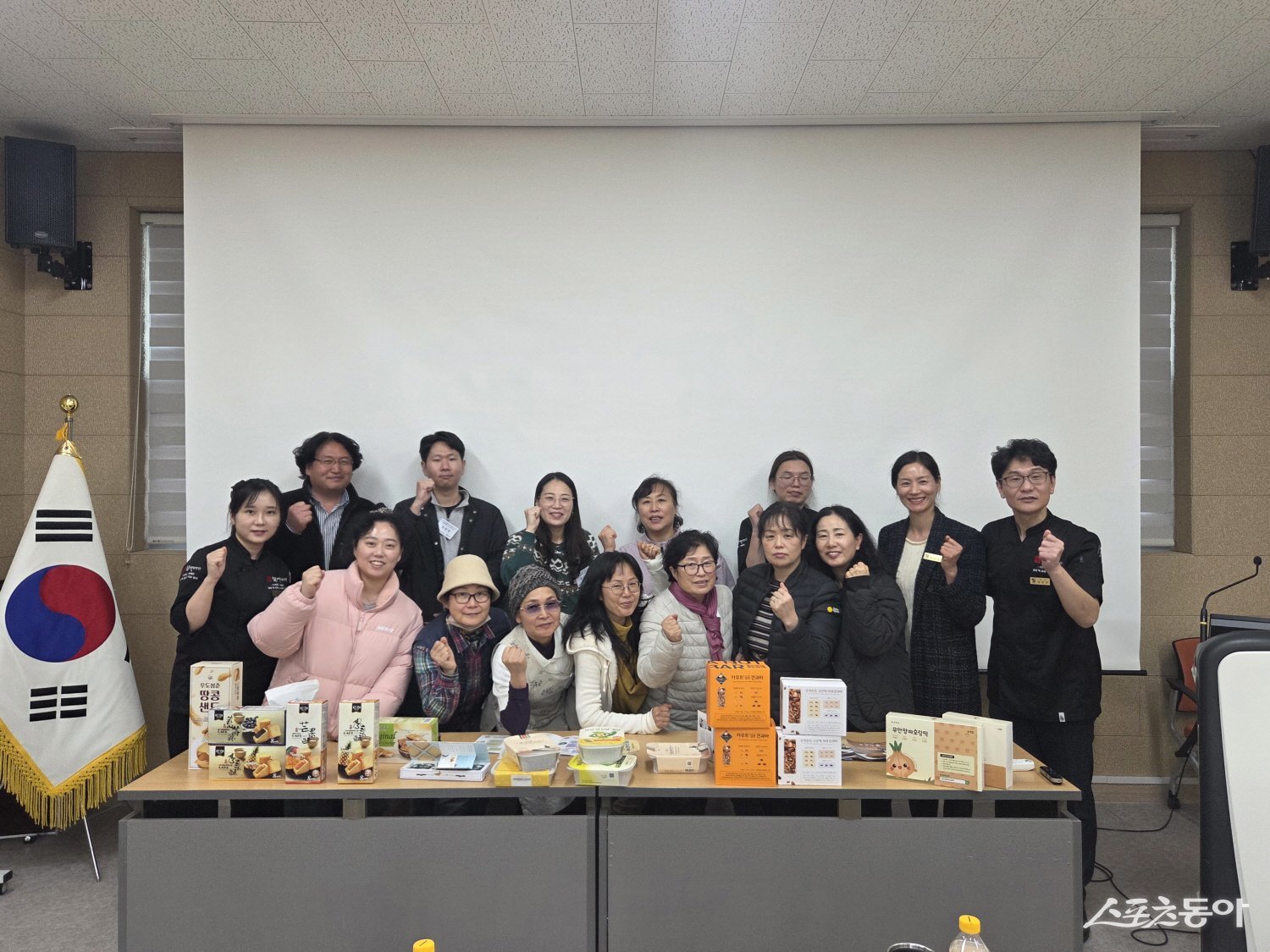 진도군은 지난 3일, 진도군농업기술센터에서 인공지능(AI) 활용 진도 대표 디저트 제품 개발 창업반을 개강하고 기념촬영을 하고 있다. 사진제공│진도군