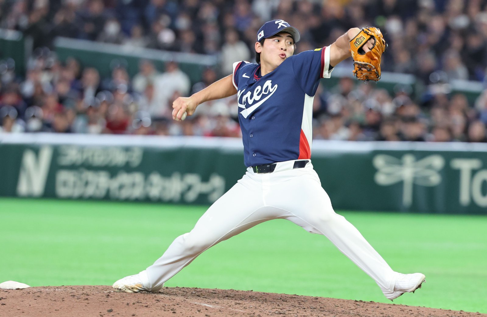 야구 대표팀 조병현이 9일 일본 도쿄돔서 열린 WBC 본선 1라운드 C조 호주와 경기에 마무리투수로 등판해 8회말 힘차게 공을 던지고 있다. 도쿄｜뉴시스