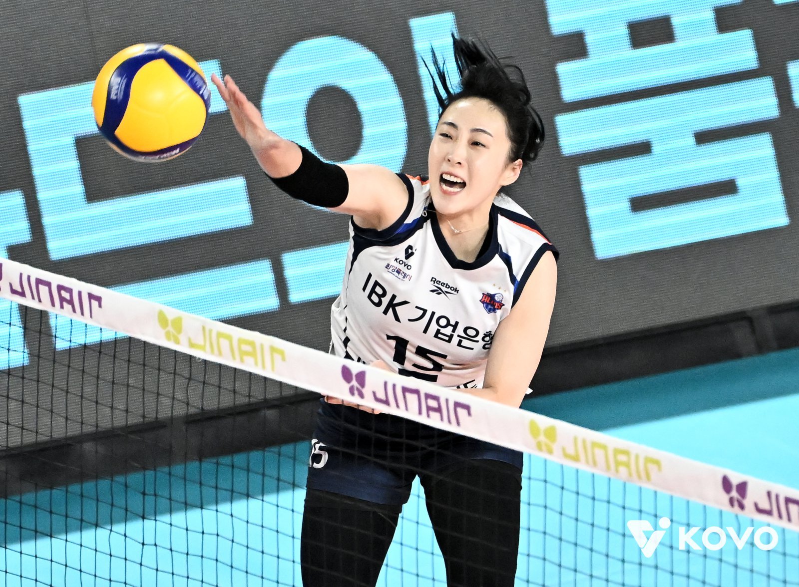 여오현 IBK기업은행 감독대행은 10일 인천삼산월드체육관서 열릴 흥국생명과 원정경기를 앞두고 이날도 황민경(사진)을 리시빙 아포짓으로 기용하고, 빅토리아를 아웃사이드 히터로 내보내기로 했다. 사진제공│KOVO