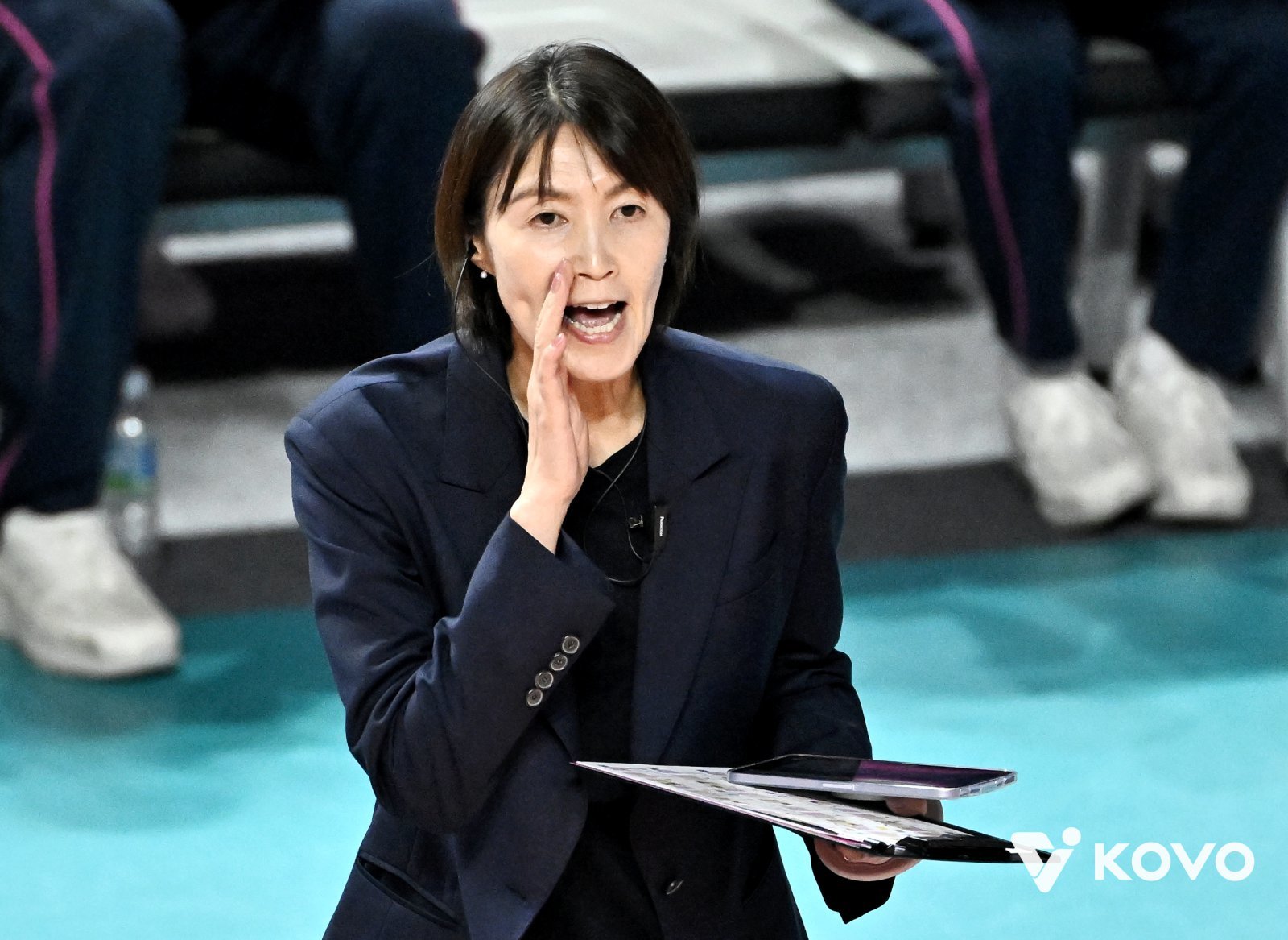 요시하라 흥국생명 감독은 10일 인천삼산월드체육관서 열린 IBK기업은행과 홈경기서 3-2로 이겨 4시즌 연속 봄배구 진출을 확정했지만 웃지 않았다. 그는 기복을 줄여야 한다는 얘기를 강조했다. 사진제공│KOVO